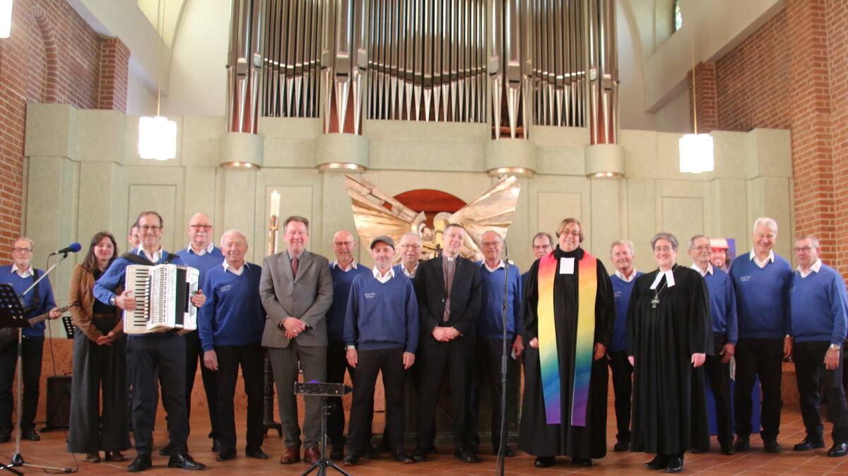 Gemeinsam vor dem Altar der St.-Petri-Kirche: Die Beteiligten des 33. Sonntags der Seefahrt 2026 nach dem Gottesdienst – Seemannsmission, Kirchengemeinde, Gäste und Chor. Foto: Potschka