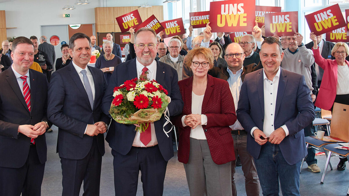 Blumen für den Kandidaten: Uwe Santjer (M.) im Kreis von (erste Reihe, v. l.) seinem Ortsvereinsvorsitzenden Marc Gerdes, Misisterpräsident Olaf Lies, Innenninisterin Daniela Behrens, dem Landtagsabgeordneten Oliver Lottke und den Cuxhavener Genossinen und Genossen. Foto: Koppe