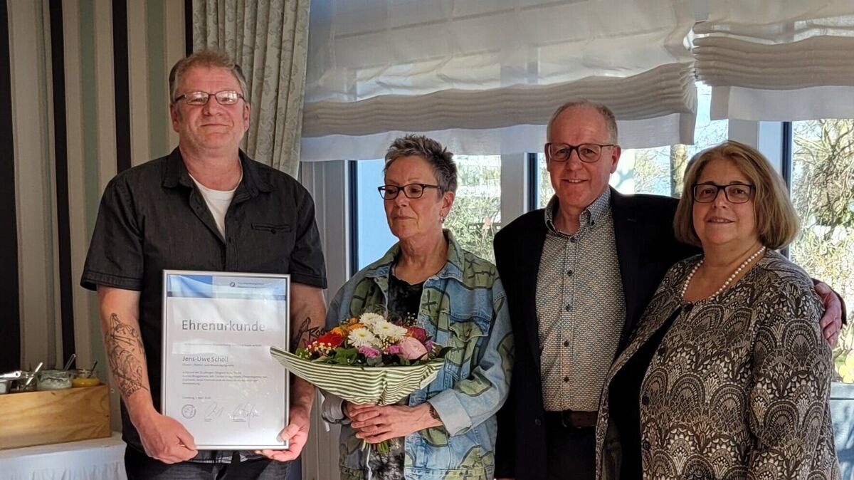 Jens-Uwe Scholl (links mit Urkunde) feierte gemeinsam mit seiner Christine, Torsten Brüggemann, Tanja Brüggemann (v.l.) und seinen Kollegen sein Jubiläum. Foto: Brüggemann