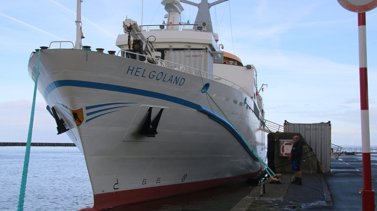 Die "Helgoland" macht sich am Sonntag auf den Weg zur Insel; mit dem Katamaran geht es nicht. Foto: Potschka