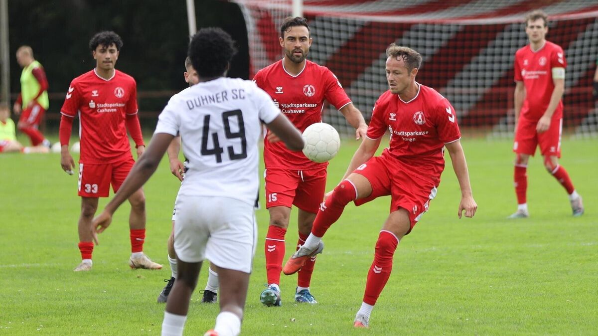 Mit Sebastian Wöhlkens und Dragan Millé kehren am Wochenende zwei erfahrene Spieler zurück in den Kader von Rot-Weiss Cuxhaven. Foto: Unruh
