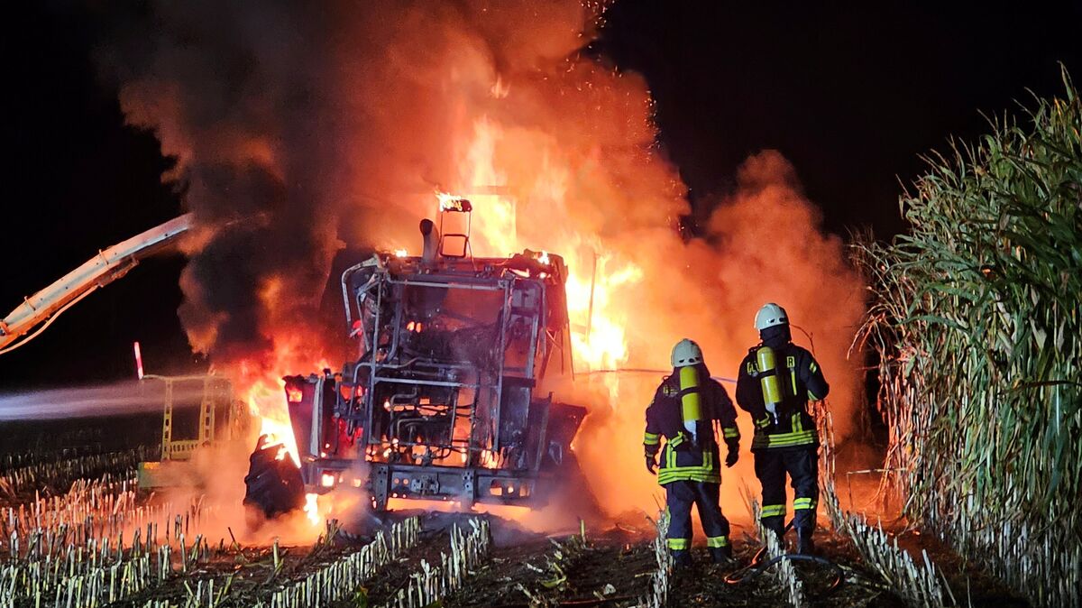 Beim Eintreffen der alarmierten Einsatzkräfte stand der Feldhäcksler bereits in Vollbrand. Foto: Jürgen Lange