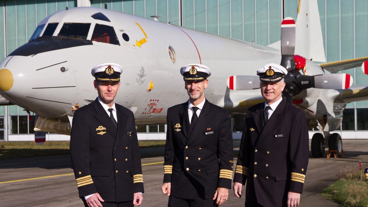 Kommandoübergabe auf dem Marinefliegerstützpunkt Nordholz vor der Kulisse eines Seefernaufklärers vom Typ "Orion": Am Freitag gab der Kommodore des MFG 3, Fregattenkapitän Jörg Matthée (links), das Zepter weiter an Fregattenkapitän Oliver Ottmüller (rechts). In der Mitte: der Kommandeur des Marinefliegerkommandos, Kapitän zur See Thorsten Bobzin. Foto: Bundeswehr