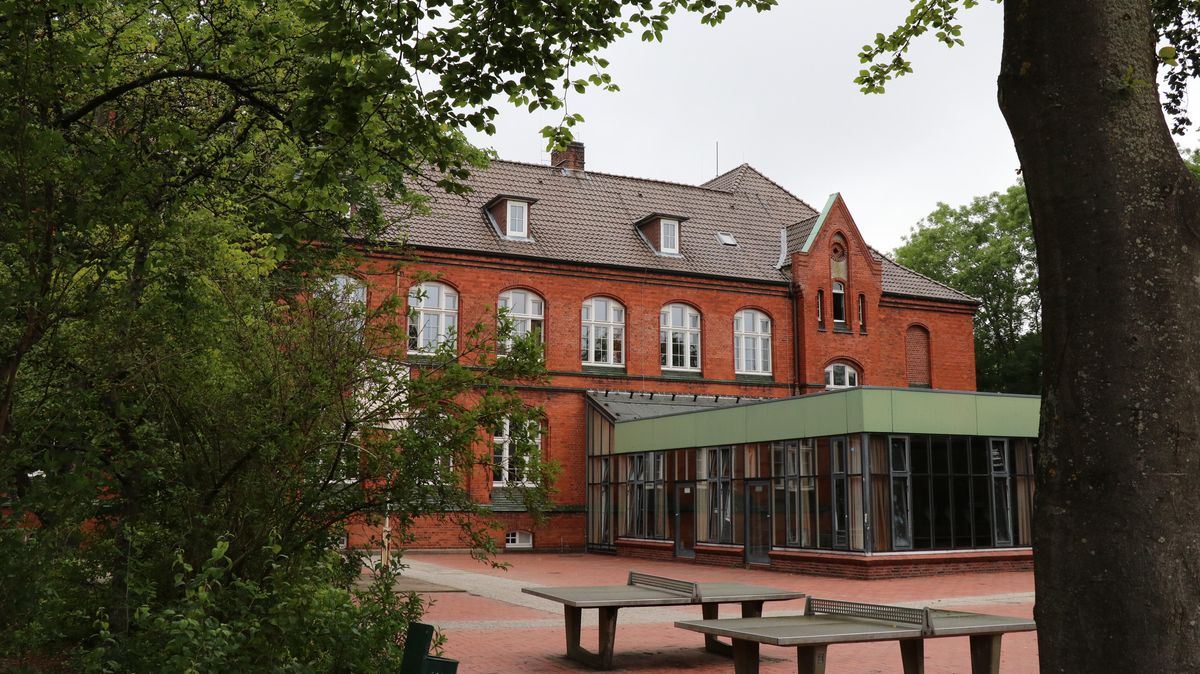 Die Otterndorfer Grundschule soll fit für die Zukunft gemacht werden. Der Rat der Samtgemeinde stimmte in seiner Sitzung am Dienstag den erneuerten Umbauplänen und der aktuellen Kostenberechnung einstimmig zu. Foto: Mangels