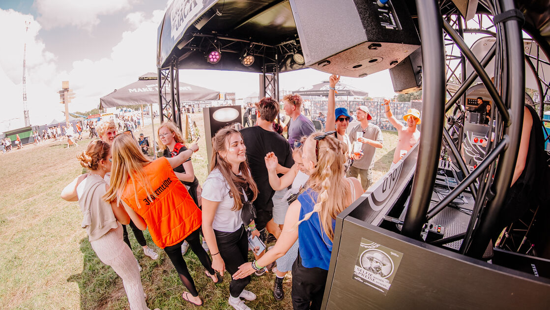 Party, Sonne, Anreise: So schön war der Donnerstag beim Deichbrand ...