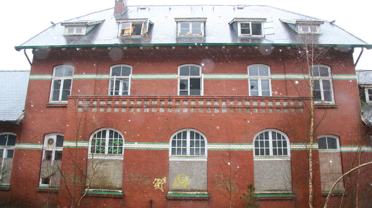 Das unter Denkmalschutz stehende Mathilde-Emden-Haus ist im Besitz des Helios-Konzerns, der das Gebäude zusehends verfallen lässt. Foto: Potschka