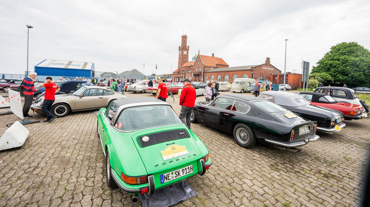 64 Oldtimer machten am Sonnabend im Rahmen der Cuxhaven-Route vor den Hapag Hallen Halt. Foto: Keck