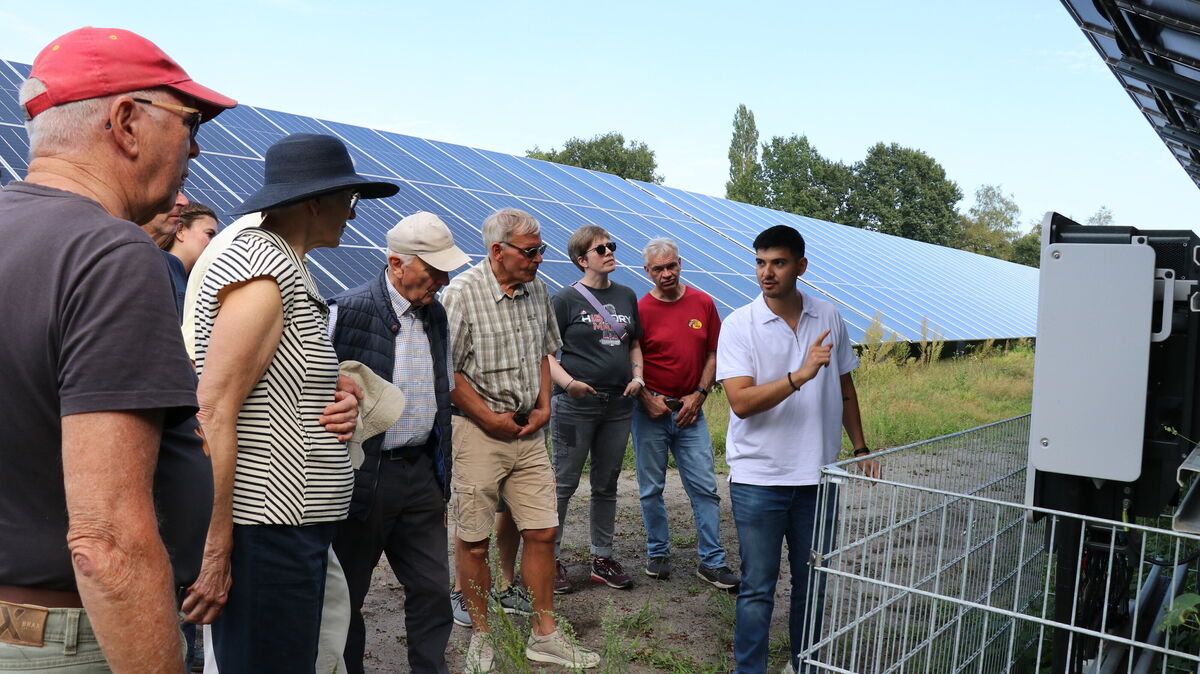 Nach der offiziellen Eröffnung nutzten viele Bürgerinnen und Bürger die Gelegenheit, bei fachlich begleiteten Führungen hinter die Kulissen des Hechthausener Solarparks zu blicken. Foto: Mangels