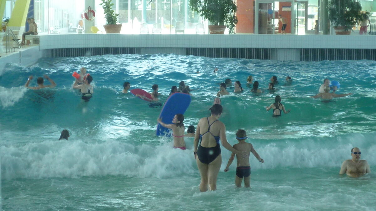 Im Ahoi-Bad gibt es ein großes Becken mit Wellentätigkeit. Archivfoto: Reese-Winne