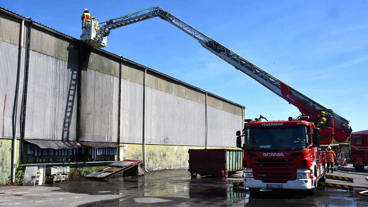 Die Drehleiter der Cuxhavener Berufsfeuerwehr ist im Einsatz, um von außen zu löschen und die Brandentwicklung im Blick zu behalten. Foto: Schröder