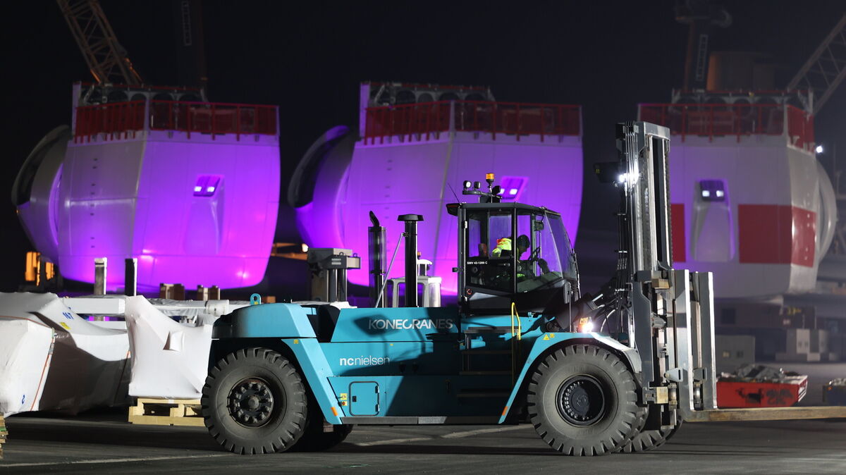 In Cuxhaven erstrahlen zwei Offshore-Windturbinen in Lila. Durch die Aktion „Positively Purple“ soll auf die Rechte, Anliegen und Lebensrealitäten von Menschen mit Behinderungen aufmerksam gemacht werden. Foto: Larschow