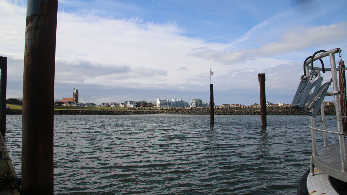 Im Fährhafen an der Grimmershörnbucht soll eine neue Landfläche von 183 Metern Länge und 80 Metern Breite aufgeschüttet werden. Dahinter entsteht ein Pier mit vier Liegeplätzen sowie Werkstätten und Bauhof für das Wasserstraßen- und Schifffahrtsamt. Foto: Potschka