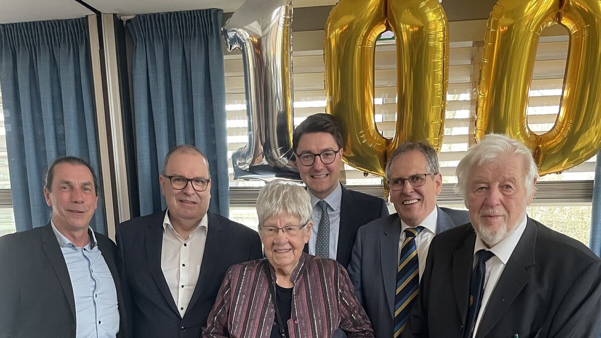 Bemerkenswert rüstig, klug und rege: Hannelore Brüning feierte am Sonnabend, 14. März, ihren 100. Geburtstag und wurde von Frank Thielebeule, Thorsten Krüger, Christoph Frauenpreiß, Claus Johannßen und Hans-Volker Feldmann (v.l.)   gewürdigt.