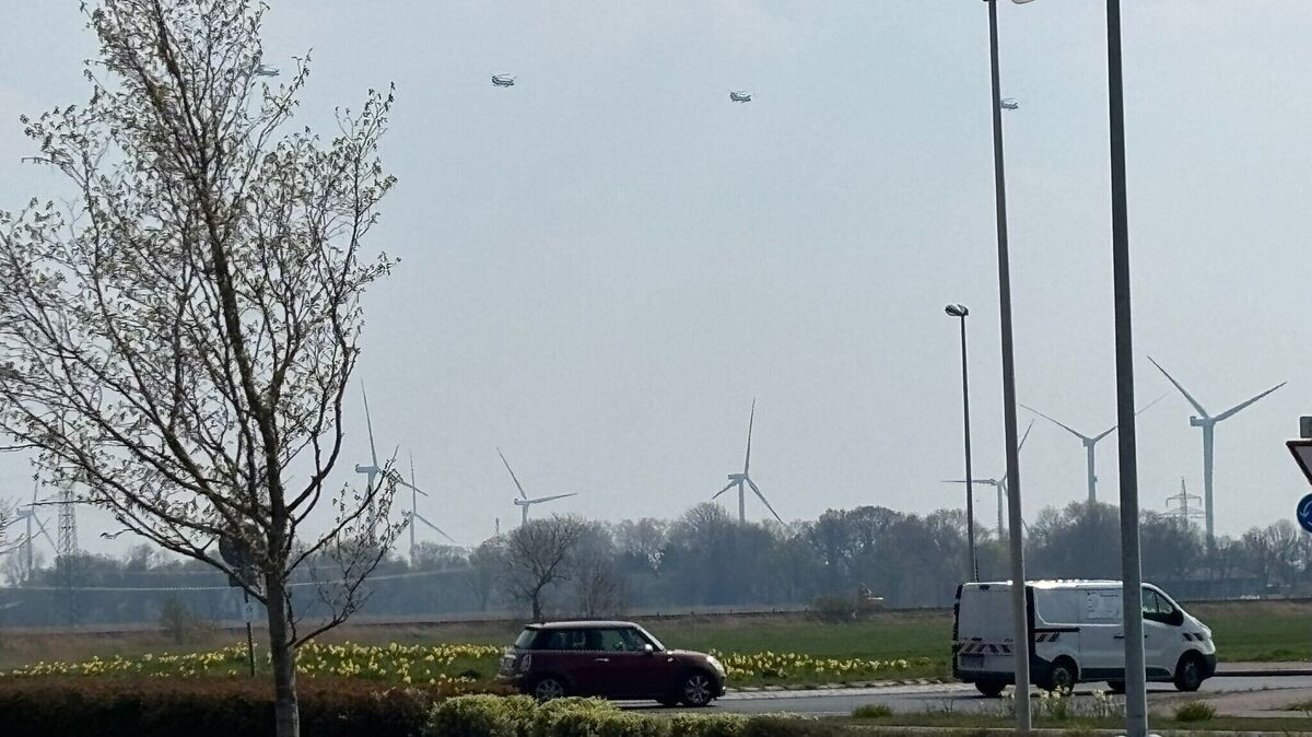 Vier niederländische CH-47 Chinook-Transporthubschrauber überflogen am Mittwoch gegen 13.30 Uhr in Formation das Einkaufszentrum Abschnede in Cuxhaven. Foto: Duderstadt