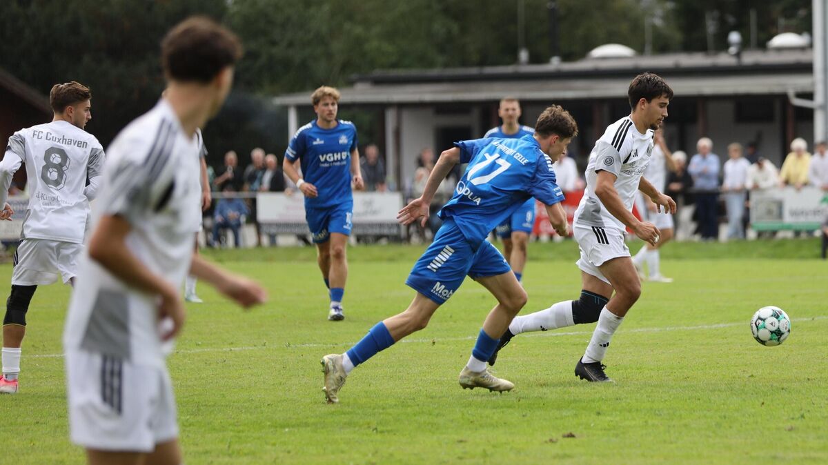 Innenverteidiger Nikhiil Thomas hatte am vergangenen Wochenende bei der 0:8-Niederlage gegen den Titelaspiranten MTV Eintracht Celle einen schweren Stand. Am Sonntag beim Mitaufsteiger in Römstedt rechnen sich die Cuxhavener eher etwas aus. Foto: Unruh
