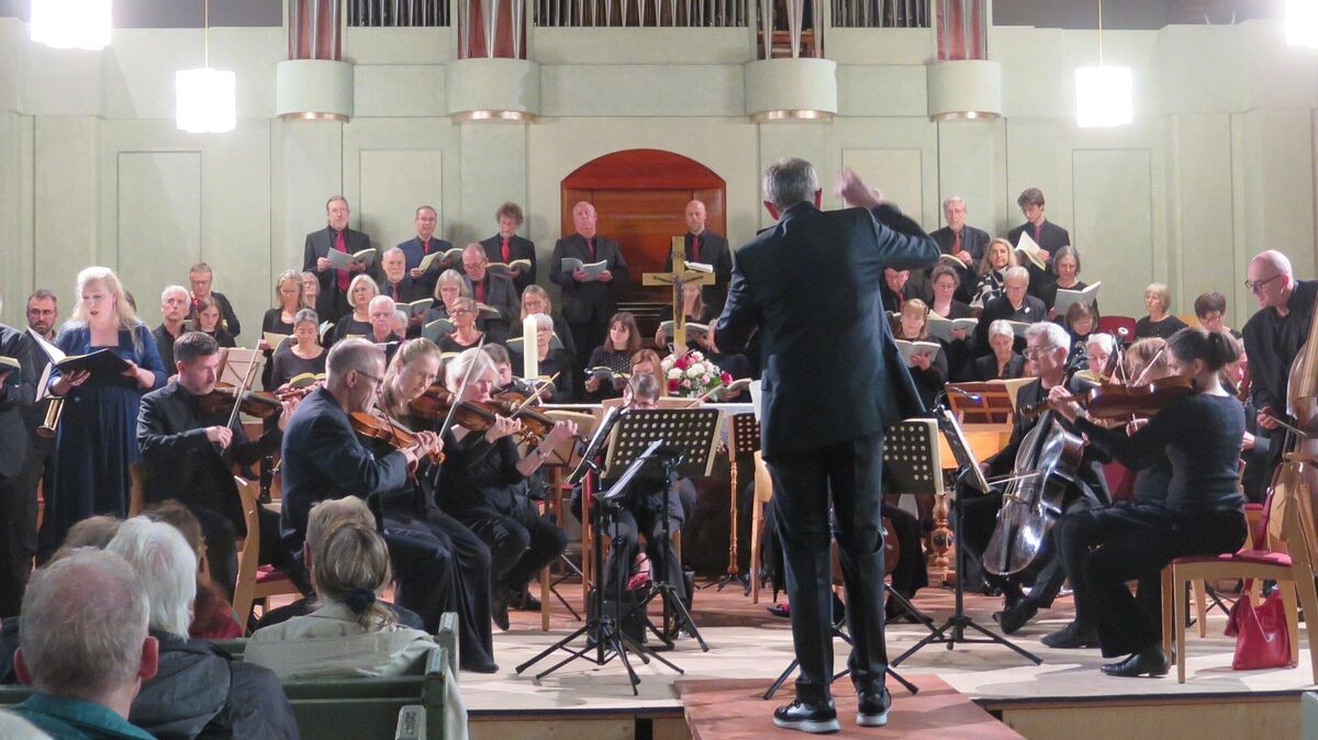Mit Solisten, dem Chor Concerto Vocale und dem „Neu-Eröffneten Orchestre“ führt Kirchenmusiker Jürgen Sonnentheil Johann Sebastian Bachs h-Moll-Messe auf. Fotos: Cordes