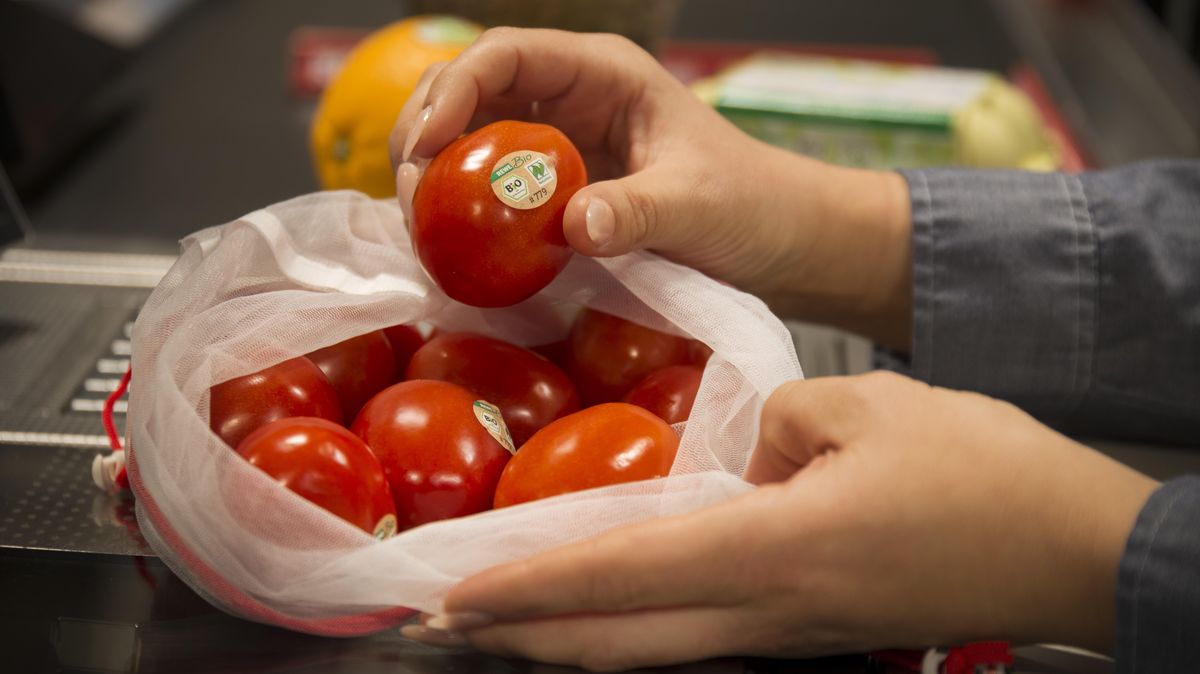 Es ist schlichtweg überall. Plastik. Nur ein Einkauf und der Gelbe Sack ist schon wieder gut gefüllt. Foto: REWE/Tobias Schwerdt