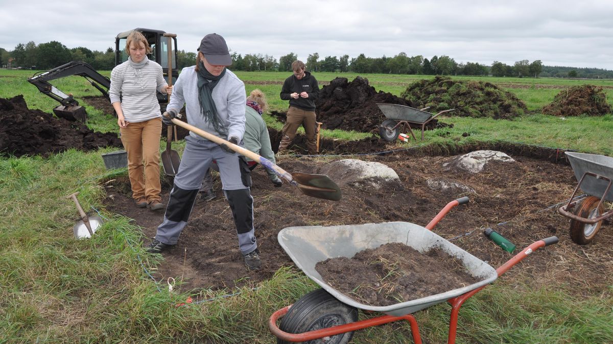 Das Team um Dr. Moritz Mennenga (r.) und Anja Behrens (l.) vom niedersächsischen Institut für historische Küstenforschung (Wilhelmshaven) legt dazu seit Wochenbeginn ein Steinzeitgrab in Ahlenfalkenberg frei. Foto: Kramp