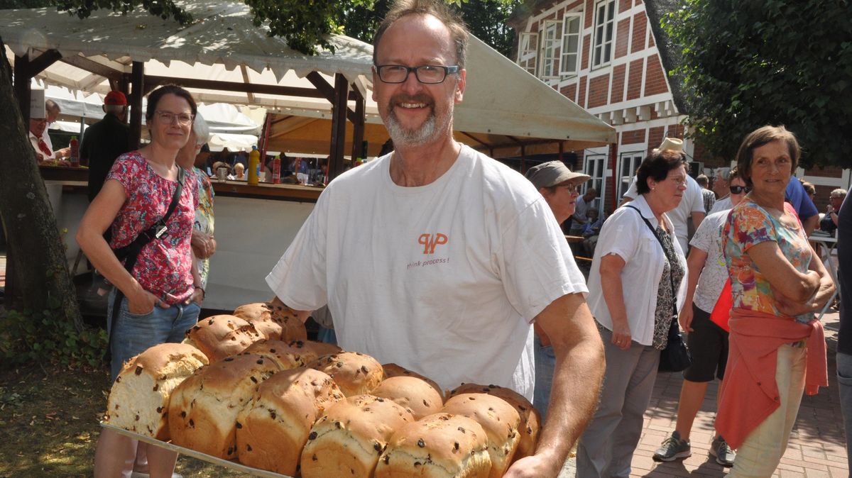 Frischer geht es nicht: Bäcker Marco Schildt mit einem Blech voll Rosinenstuten. Beim Backfest des Geschichts- und Heimatvereins wurden auch Butterkuchen und Brote angeboten. Foto: Kramp