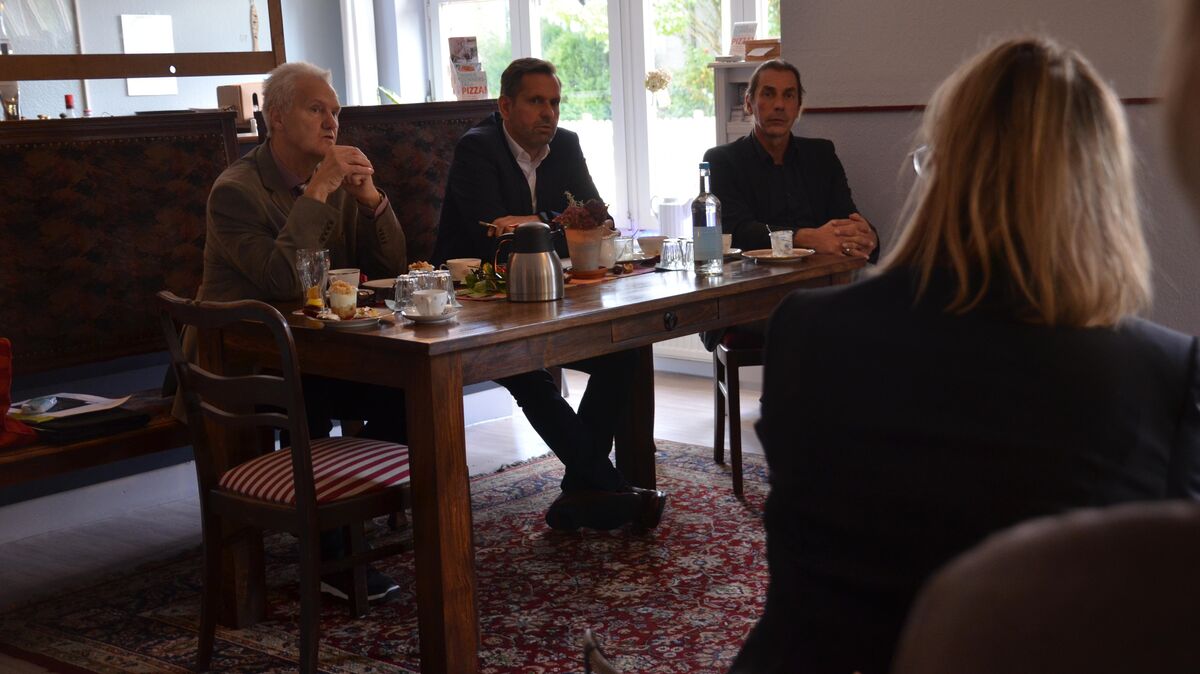 Oberndorfs Bürgermeister Detlef Horeis (l.) und Samtgemeindebürgermeister Frank Thielebeule (r.) begrüßten Umwelt- und Energieminister Olaf Lies (SPD) in Oberndorf, der dort die Fragen geladener Gäste aus der Region beantwortete. Foto: Käfer