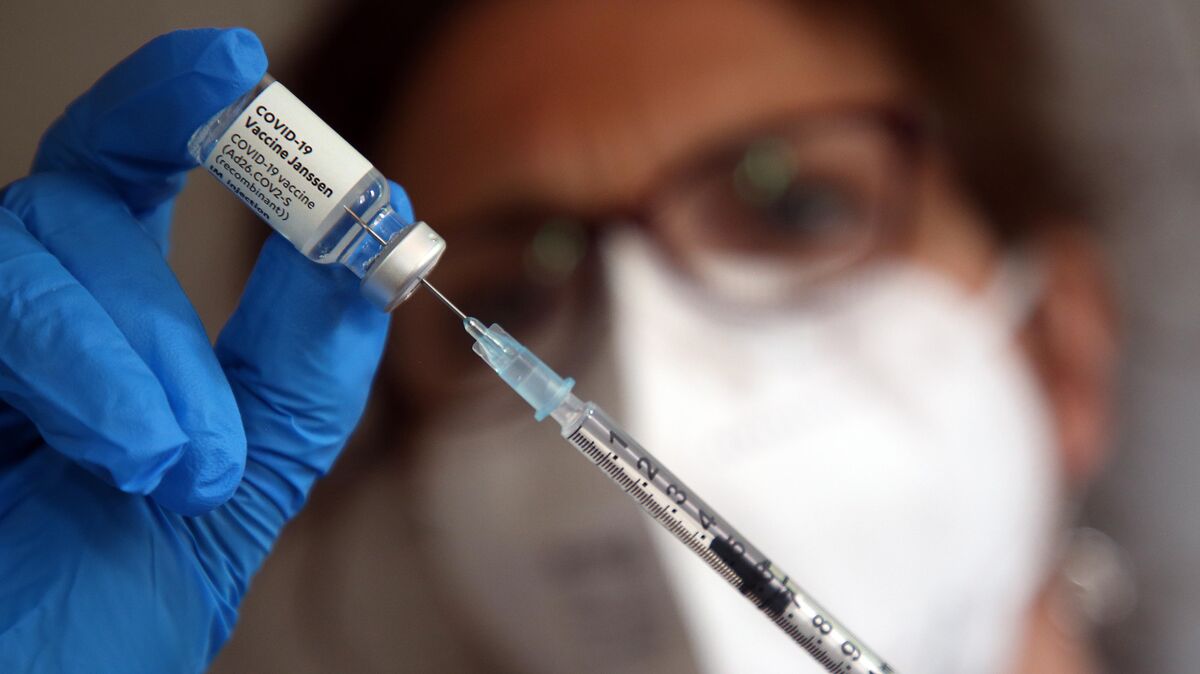 In Cuxhaven bietet der Landkreis allen Personen eine Viertimpfung gegen das Corona-Virus an, denen die STIKO eine Auffrischung des Boosters empfiehlt. Darunter fallen Menschen, die besonders gefährdet sind, einen schweren Krankheitsverlauf zu bekommen, etwa Personen ab 60 Jahren. Foto: Wolfgang Krumm/dpa