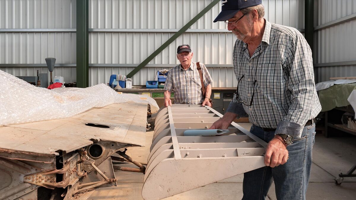 Walter Vooth (links) und Peter Tischer haben eine Landeklappe aus Holz so nachgebaut, dass sie genau zum Querruder der Tragfläche passt. Foto: Leuschner