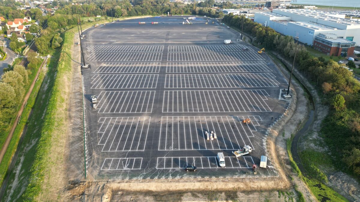 Das Foto zeigt die neuste Logistikfläche im Cuxhavener Hafen kurz vor der Fertigstellung. Auf dem Terminal für den Automobilumschlag ist Platz für rund 4.500 Fahrzeuge. Foto: Roever/ Cuxport