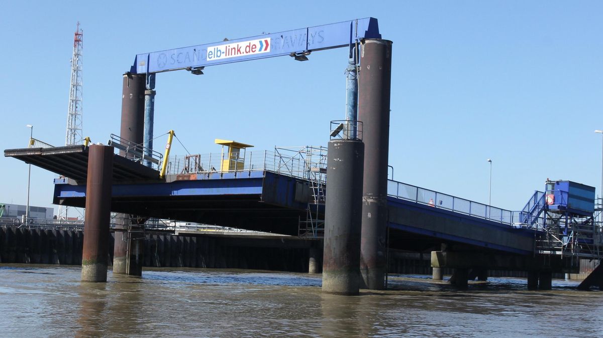 Auf der Cuxhavener Seite ist der Anleger am Steubenhöft mit der beweglichen Rampe bereits überholt und instand gesetzt worden. "Wir sind vorbereitet", hatte NPorts-Niederlassungsleiter Knut Kokkelink kürzlich gesagt. "Die Fähre kann kommen." Foto: Sassen