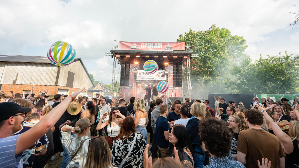 Über 4000 Besucher kamen am Samstag zur Frühtanz-Premiere nach Lüdingworth. Fotos: Keck