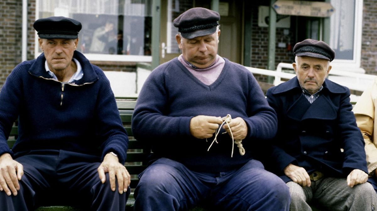 Dieses Bild ging um die Welt: Harry Oehlrichs, Helmut Block, Willam Denker und Friedrich Wichers auf der Bank vor dem Altenbrucher Lokal "Zur Schleuse". Die Seebären sind die eigentlichen Stars des 1981 gedrehten Tatorts "Wat Recht is, mutt Recht bliewen". Foto: NDR