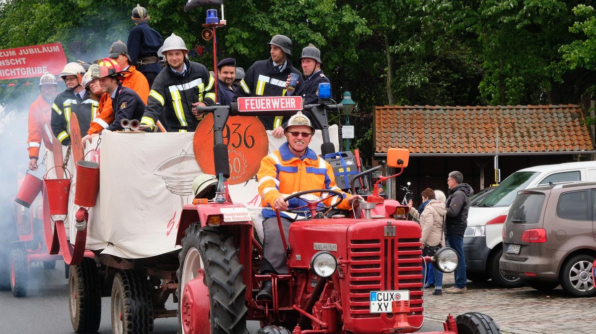 Feuerwehr-Karneval in Lüdingworth: Es war ein Festumzug zum Gucken und Genießen. Viele Menschen waren auf der Straße, um die geschmückten Gespanne und Wagen zu sehen. Foto: Tonn