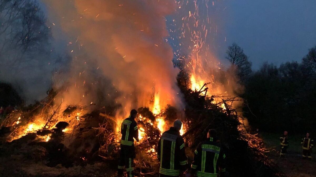 Auch in diesem Jahr stehen wieder etliche Osterfeuer im ganzen Kreis Cuxhaven an. Die Veranstaltungen reichen von einem Osterfeuer light bis zu einem Fackellauf. Foto: Kramp