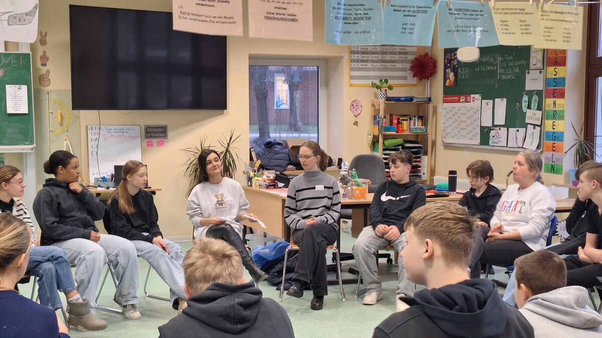 Schülerinnen und Schüler der Hauptschule Otterndorf nehmen an einem Workshop zum Thema „Kein Raum für Missbrauch“ teil, um sich mit sexualisierter Gewalt auseinanderzusetzen. Foto: Ulrike Zauchau