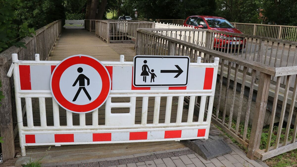 Gesperrte Brücke an der Schleusenstraße in Otterndorf: Die wichtige Verbindung für Fußgänger und Radfahrer bleibt vorerst unpassierbar. Foto: Mangels