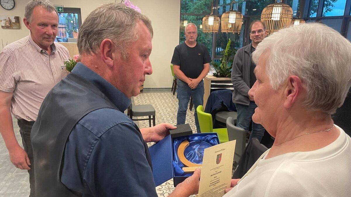 Bürgermeister Woltmann überreicht Karin Schmitz die Urkunde, mit der ihr verstorbener Mann Manfred Schmitz zum Ehrenbürgermeister von Bülkau ernannt wird.