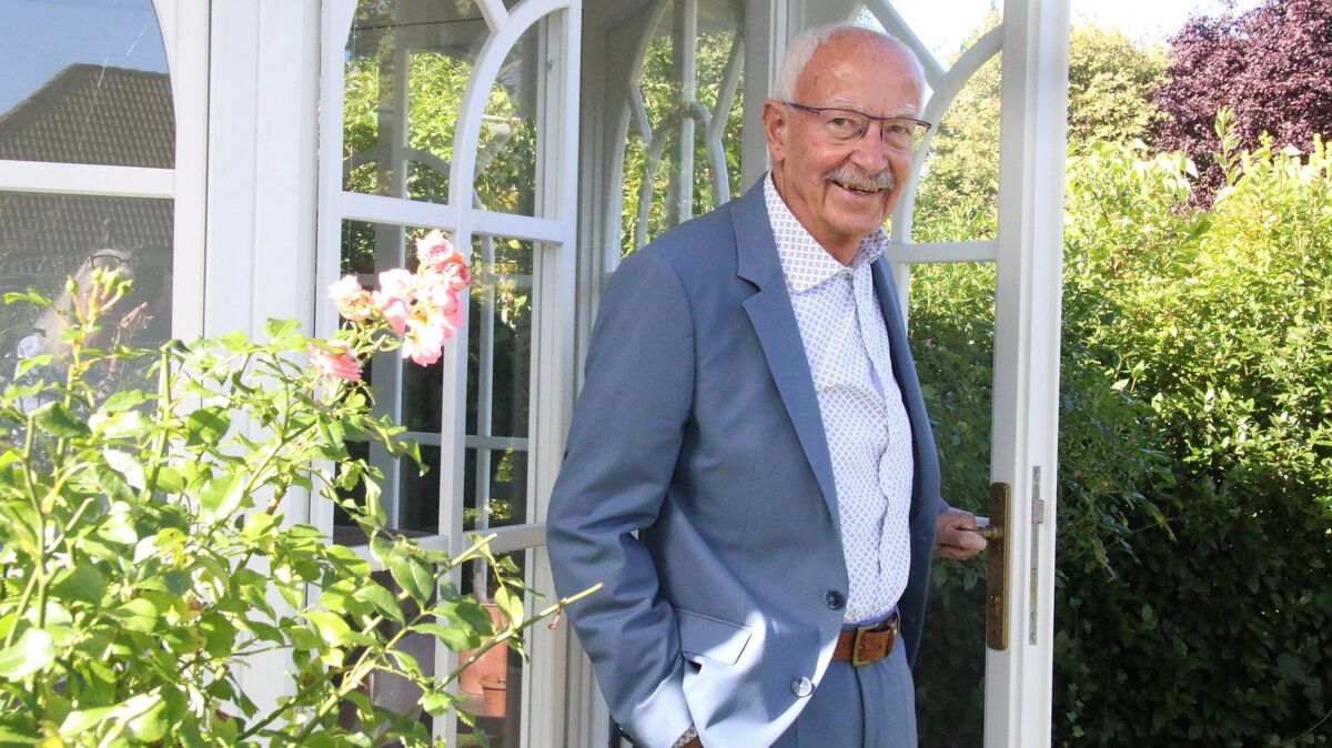 Herbert Kihm in der spätherbstlichen Sonne vor dem Pavillon in seinem Garten: Der scheidende Kommunalpolitiker tritt nach 30 Jahren aus der Politik zurück und öffnet die Tür zu neuen Kapiteln voller familiärer und sprachlicher Abenteuer.