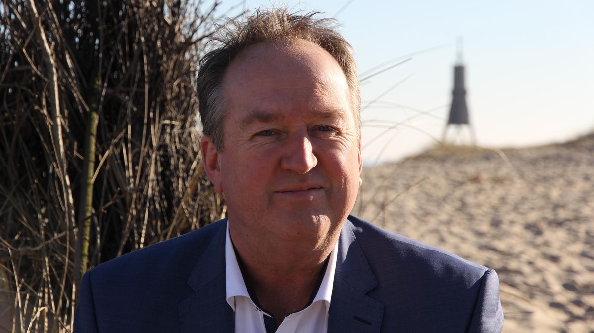 Oberbürgermeister Uwe Santjer spricht zu den Cuxhavenern und Touristen. Foto: Stadt Cuxhaven