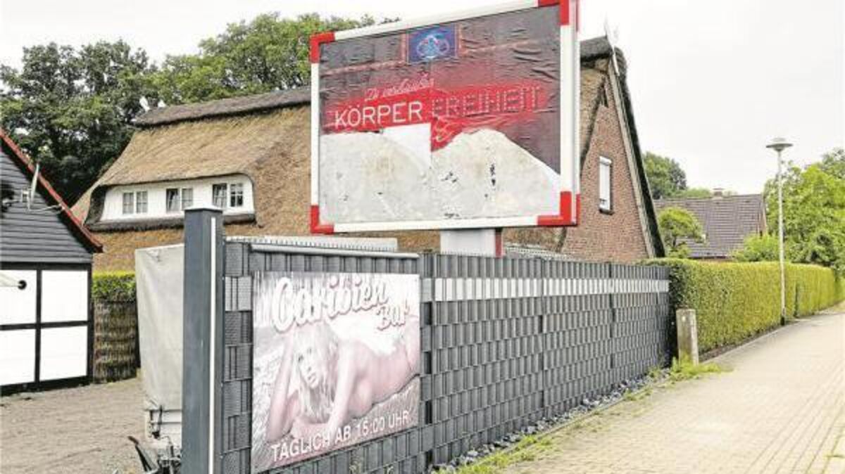 Das Plakat auf dem Grundstück des Bordells "Caribean Bar" an der B73 in Ovelgönne ist zerstört worden. Foto: Vasel