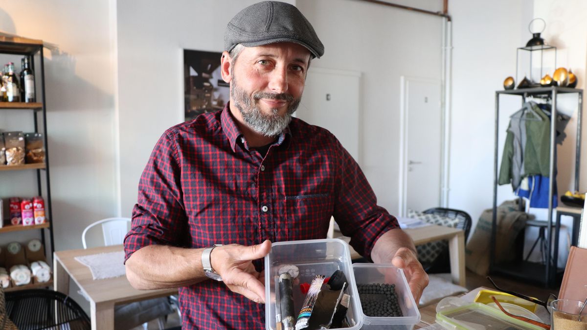 Die kleinen Kügelchen in der rechten Box sind das, womit Knaller gefüllt sind - mit "gepresstem Feinstaub". Links zeigt Manfred Frank einen auseinandergebauten Feuerwerkskörper und den (Plastik-)Müll, der danach meist in der Umwelt landet. Foto: Tiedemann