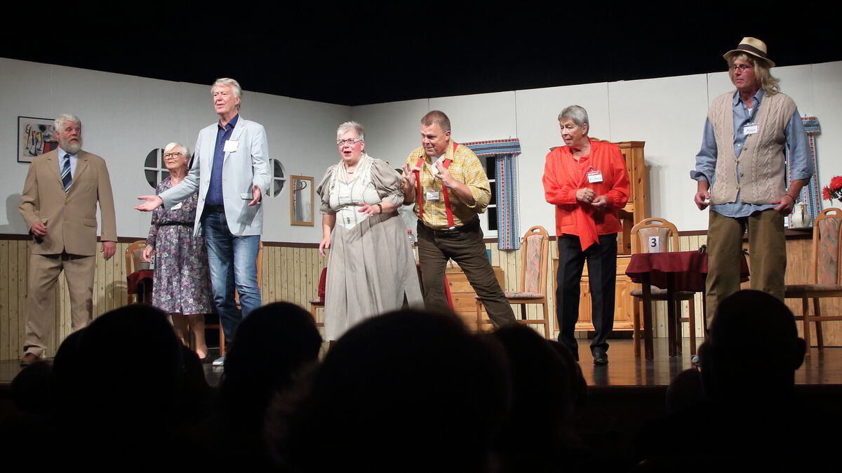 Der Funken sprang über: Die Spielfreude der Darstellerinnen und Darsteller war am Premierenabend im Zuschauerraum fühlbar. Foto: Koppe