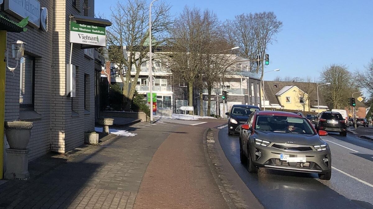 Im Altenwalder Ortskern wird es ab Montag durch die Arbeiten am Schmutzwasserkanal eng. Foto: Reese-Winne