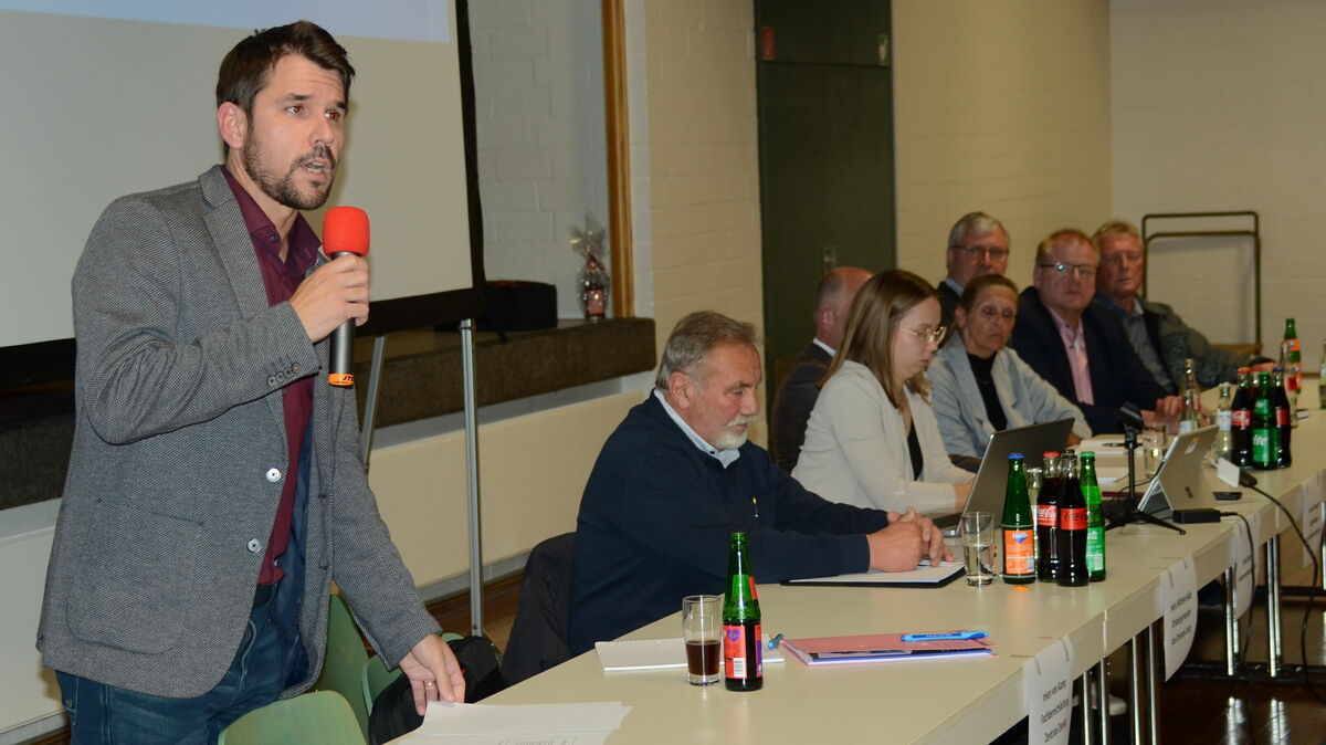 Frank Springer, Bürgermeister der Samtgemeinde Börde Lamstedt, versuchte die vielen Fragen der Einwohnerinnen und Einwohner zur möglichen Bildung einer Einheitsgemeinde in der Bördehalle zu beantworten. Foto: Rohde
