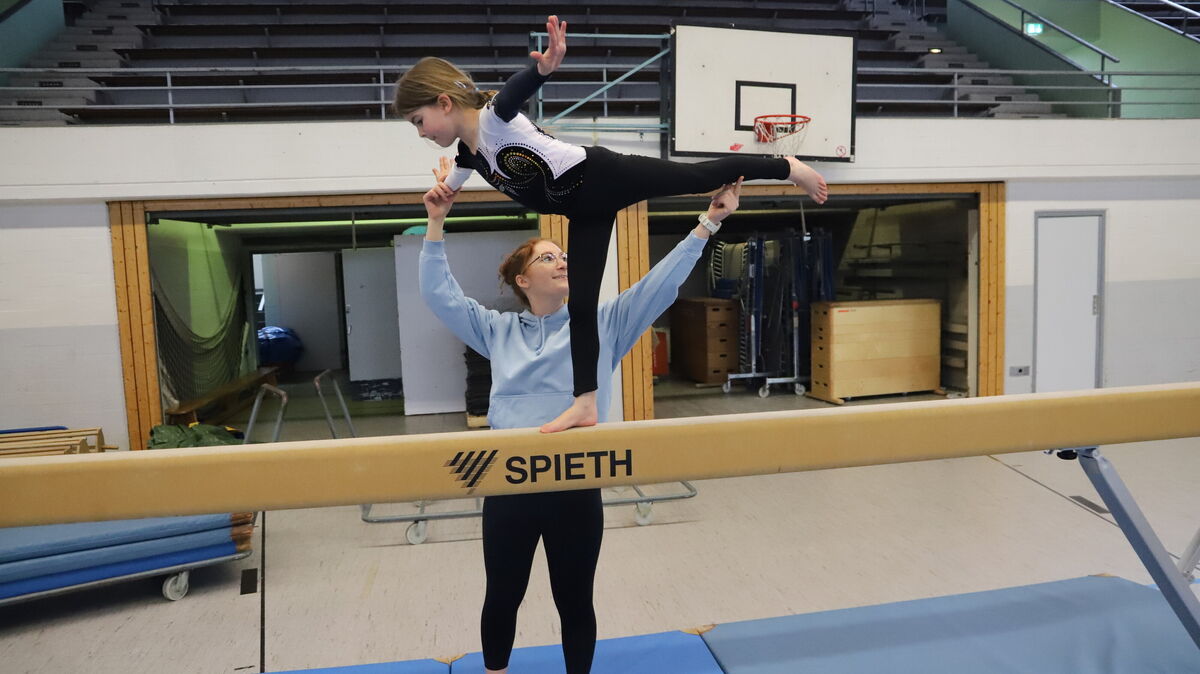 ATSC-Trainerin Lina Ujvari assistiert der siebenjährigen Lotta bei der Übung auf dem Schwebebalken. Die Nachwuchsturnerin liebt dieses schwer zu turnende Sportgerät. Foto: Witthohn