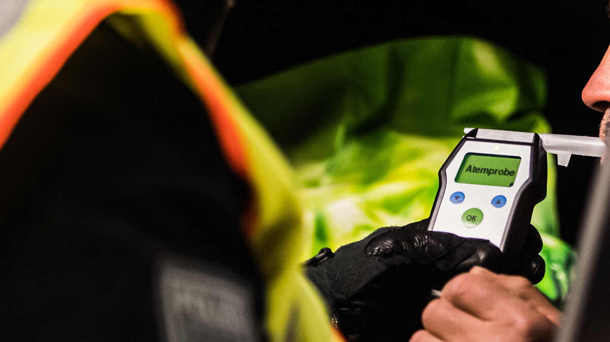 Als Polizeibeamte den mutmaßlichen Fahrer aufsuchten, stellten sie nach Angaben der Polizei Alkoholgeruch fest. Foto: Arnold/dpa