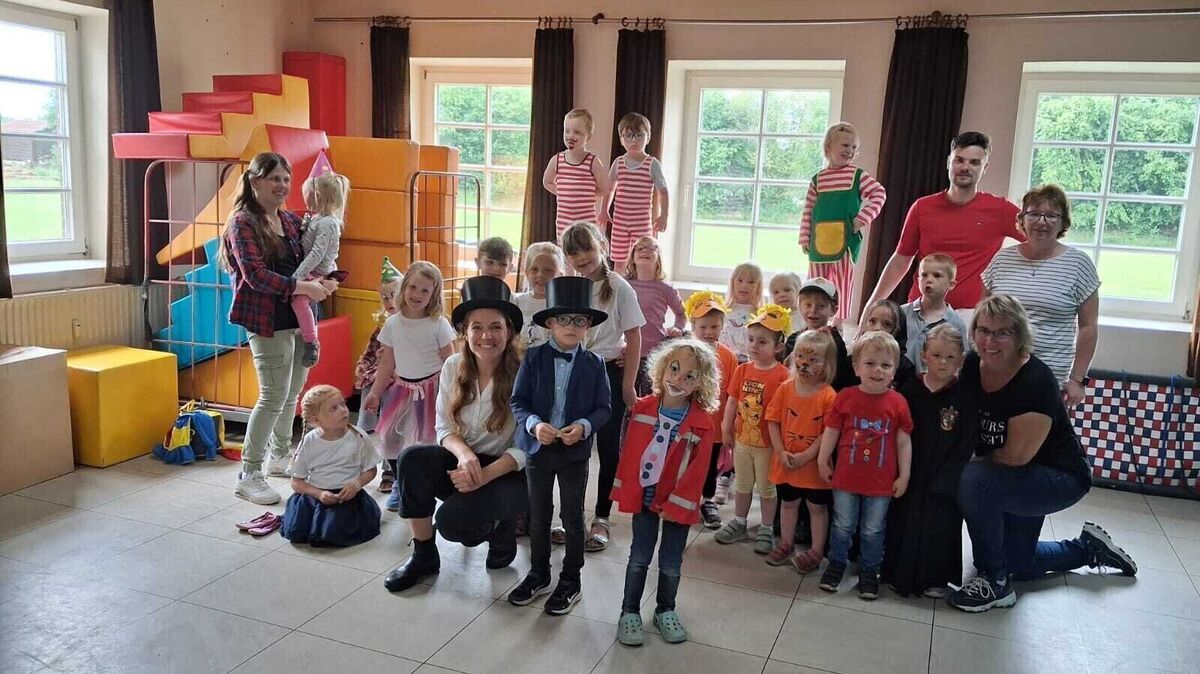 Die Zirkuskinder aus Armstorf warten auf ihren Auftritt. Foto: Morjan