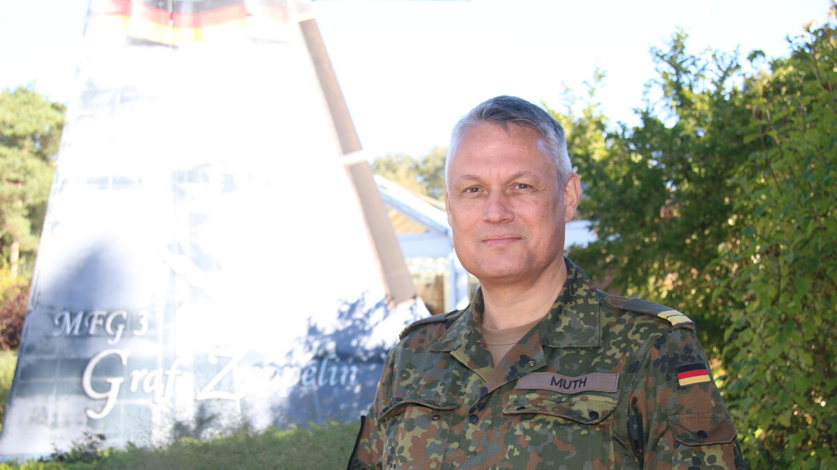 Oberleutnant zur See Volker Muth vor dem Denkmal des Marinefliegergeschwaders 3 „Graf Zeppelin“ in Nordholz, bereit für neue Abenteuer zwischen Himmel und Meer. Der Presseoffizier des Geschwaders wechselt jetzt nach Berlin. Foto: Potschka