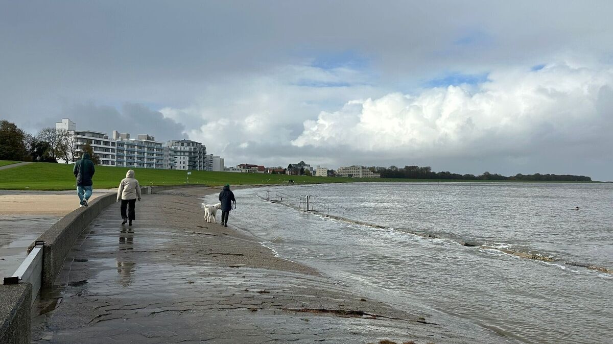 Wellen überfluten den Weg: In der Grimmershörnbucht stieg am Sonnabend das Wasser – wer unterwegs war, musste schnellen Schrittes ausweichen. Foto: Francke