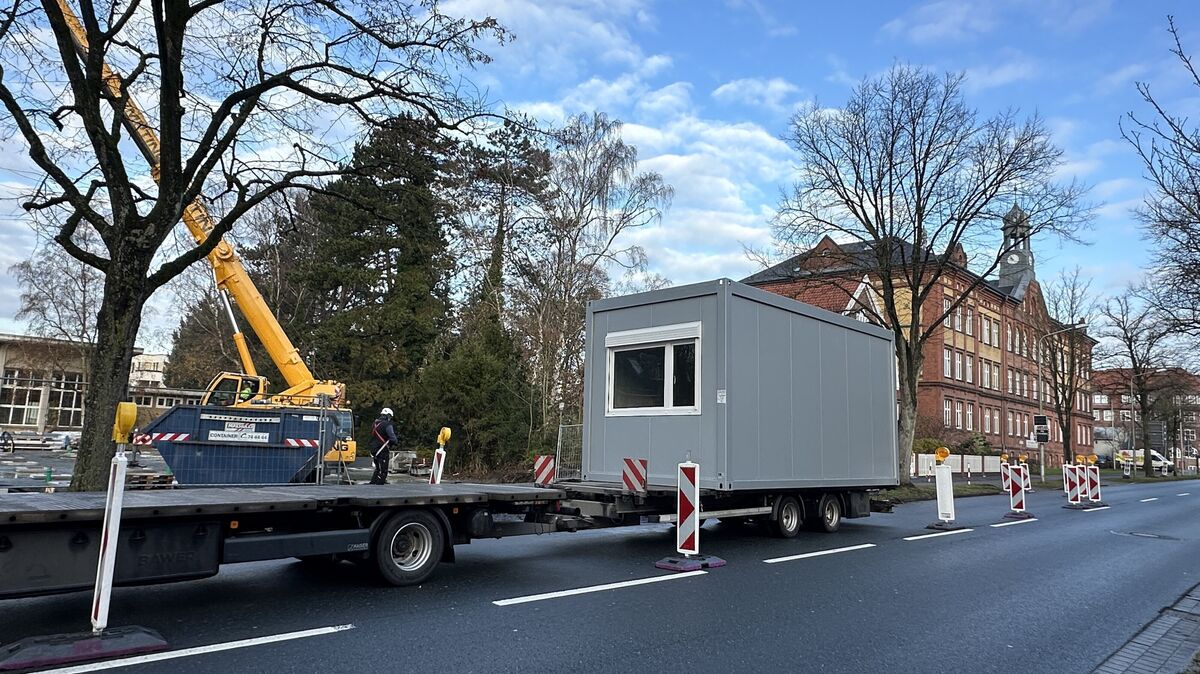 Ein mit Elementen beladener Lkw nach dem anderen fuhr in der Abendrothstraße vor. Fotos: Reese-Winne