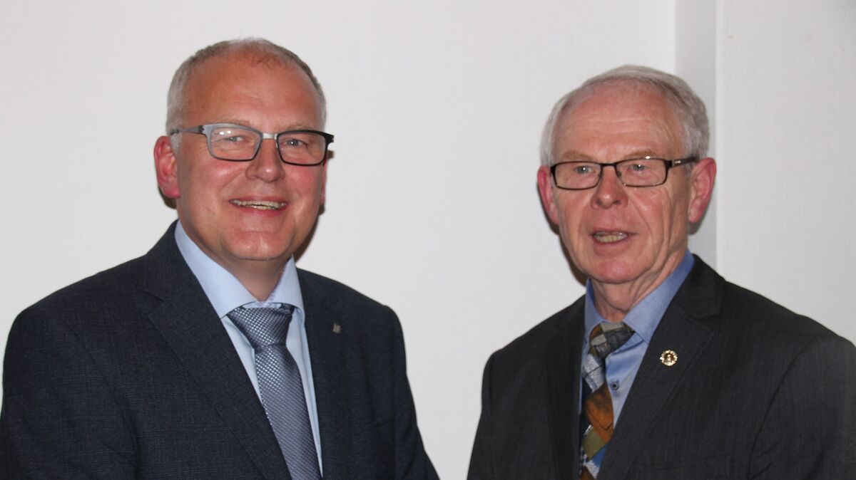Jan Tiedemann (l.) wurde nach seiner erfolgreichen Wahl als hauptamtlicher Verwaltungschef im Hemmoorer Rathaus von Erwin Jark als Nachfolger in Hechthausen abgelöst. Jark will sich künftig in die zweite Reihe zurückziehen. Archivfoto: Schröder