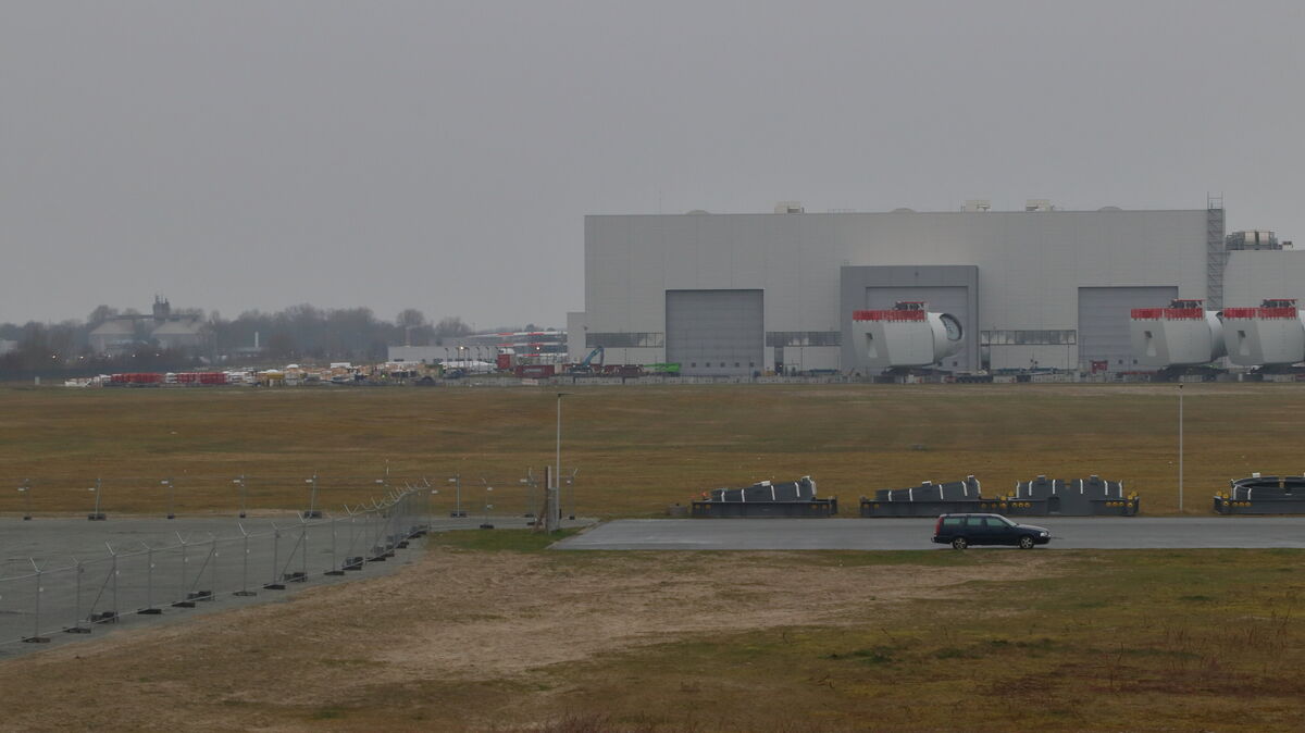 Siemens Gamesa an der Baumrönne: Die Werksleitung kommt nach eigenen Angaben nicht umhin, für eine "verlässliche und gleichmäßige Ausleuchtung" aller Arbeitsbereiche zu sorgen. Man versuche aber den Energiebedarf auf ein Minimum zu reduzieren, so eine Sprecherin. Im Ortsrat war die Beleuchtungspolitik unter dem Aspekt der Lichtverschmutzung kritisiert worden. Foto: Koppe